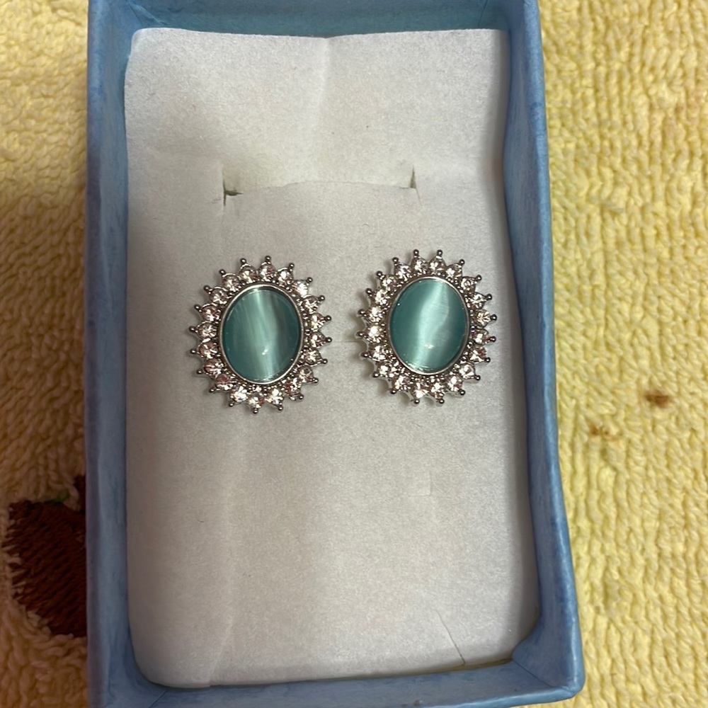 Studs earrings never worn